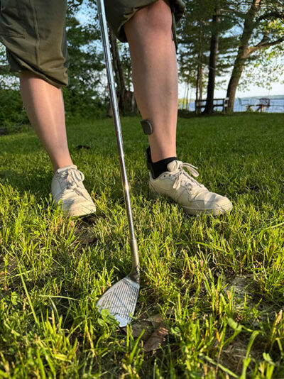 The front view of a golfer wearing the Strapless Step Smart brace